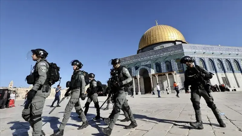İsrail ramazanın son cumasında da Mescid-i Aksa’da namaz kılınmasını engelledi