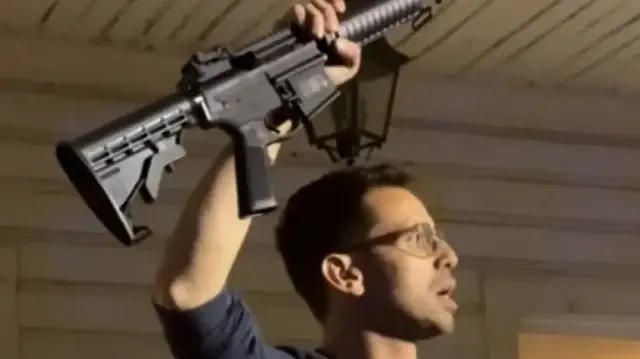 İsrail’e giden ödenekleri keseceğini söylemişti: Tehdit edilen James Fishback AR-15’i eline alıp meydan okudu