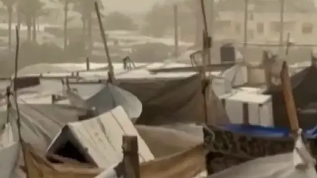 İsrail’in çadırlara mahkum ettiği Gazze’deki Filistinliler kum fırtınasına yakalandı