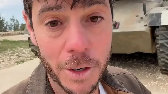 İsrailli Youtuber savaşı devam ettirebilmek için tankların önünde video çekerek para dilendi