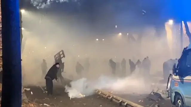 İtalya’da sokaklar savaş alanına döndü: 15 bin kişilik yürüyüş çatışmayla bitti