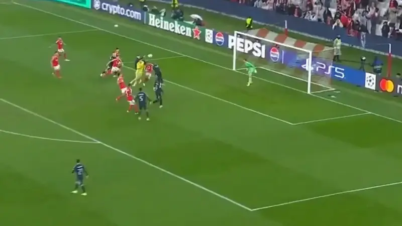 Kaleci Trubin Real Madrid’e gol attı: Benfica 90+8’de play-off’a yükseldi (VİDEO)