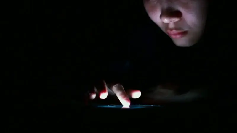 Karanlıkta telefon kullananlar dikkat: Miyopiyi hızlandırıyor