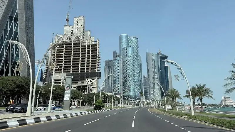 Katar yarından itibaren kurumlarda mesaiye kısmi dönüşün başlayacağını açıkladı