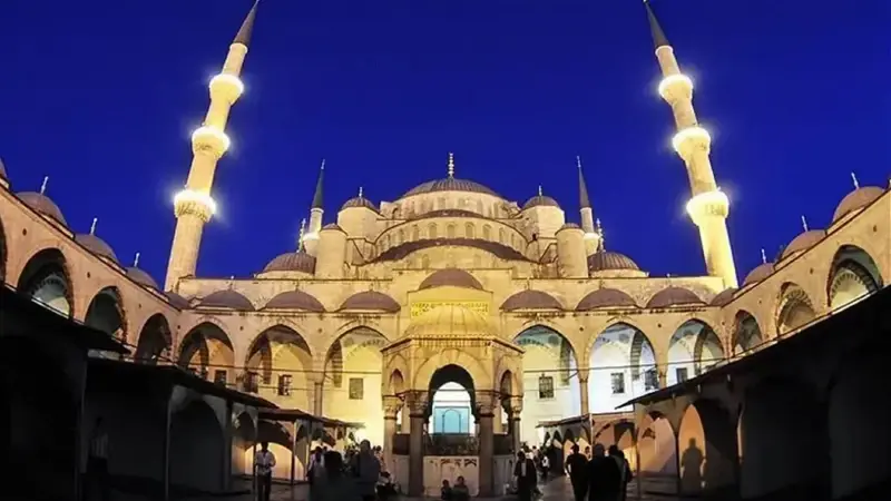 Kaza borcu olan bir kişi üç aylarda nafile oruç tutabilir mi?