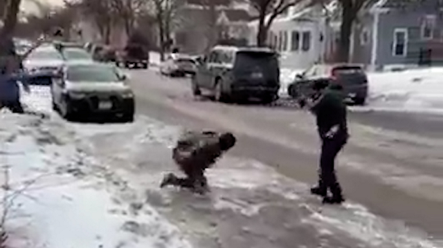 Koşarken bir anda yere çakıldı: Çevredekiler ICE polisiyle böyle alay etti