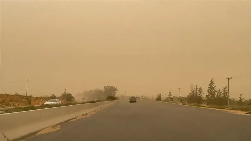 Libya’da kum fırtınası nedeniyle başkent Trablus ve birçok kentte eğitime ara verildi