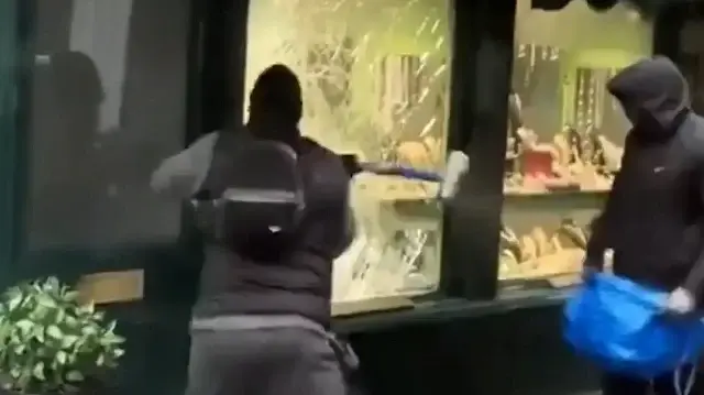 Londra’da güpegündüz kuyumcu soygunu: Çekiçle vitrini kırıp mücevherleri alarak kaçtılar