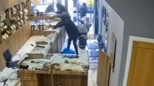 Londra’da Türk kuyumcu dükkanı palalı hırsızlar tarafından soyuldu: İçeri motosikletle girdiler