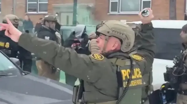 Minneapolis savaş alanına döndü: ICE komutanı Gregory Bovino göstericilerin üzerinde kimyasal içeren gaz bombası attı