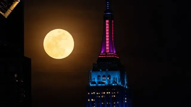 New York semalarında büyüleyen manzara: “Pembe Ay” geceyi aydınlattı