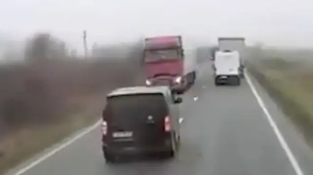 PAOK taraftarlarını taşıyan minibüs TIR’la kafa kafaya çarpıştı: Feci kazada 7 kişi hayatını kaybetti