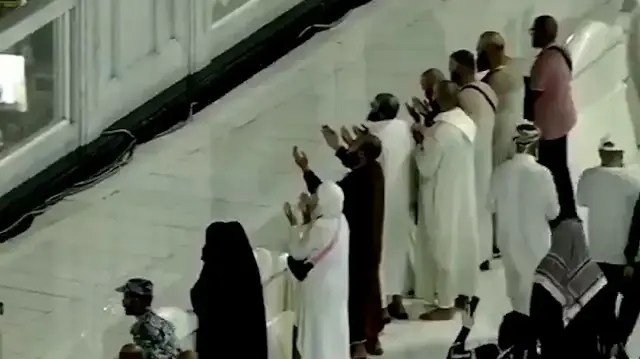 Ramazanın son günü Kabe’de sağanak altında dua edildi