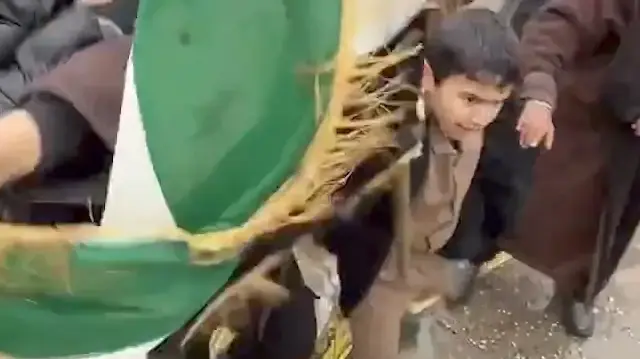 Suriye’de çocuklardan özgürlük sevinci: Tabka sokaklarında SDG bayrağını çiğnediler