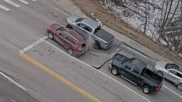 Sürücülerin kırmızı ışığı beklediği yol bir anda yarıldı araçları yuttu: O anlar kamerada