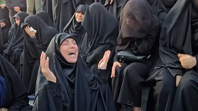 Tahran’da halk sokaklara döküldü: İnkılap Meydanı’nda kadınlar Hamaney için ağladı