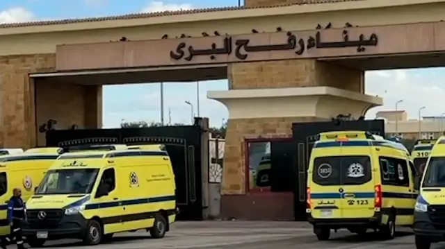 Yaralı ve hasta Filistinlilerin tahliyesi için ambulanslar Refah Sınır Kapısı’nın Mısır tarafından geçiş yaptı