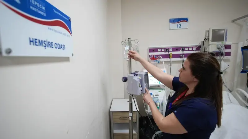 Yoğun bakımda hastalarına, evde üçüzlerine özveriyle bakıyor