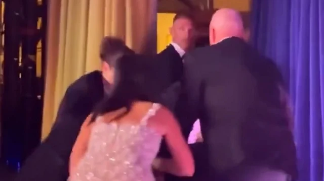 Beyaz Saray yemeğinde panik: Silah sesleri sonrası Trump tahliye edilirken yere düştü