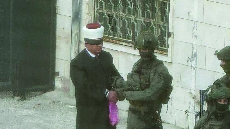 Eski bakanı gözlerini bağlayıp götürdüler