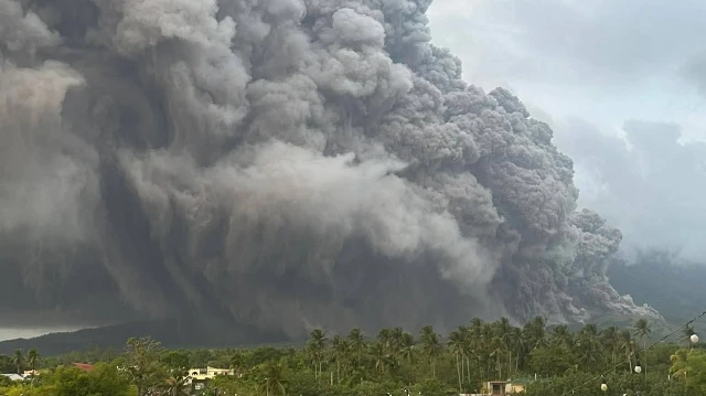 Filipinler’de Mayon Volkanı alarmı: Sıcak kül akışları şehri karanlığa gömdü
