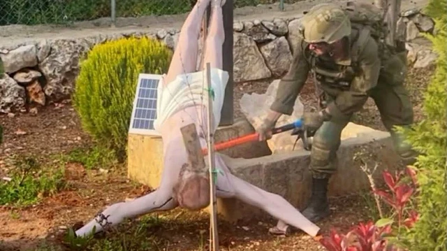 Hristiyanları ayağa kaldıran kare: İsrail askeri Hz. İsa heykelini balyozla parçaladı