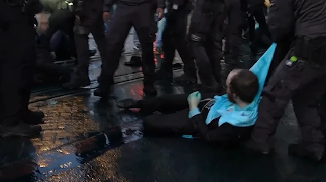 İsrail polisi zorunlu askerlik karşıtı gösteri düzenleyen Haredilere sert müdahalede bulundu