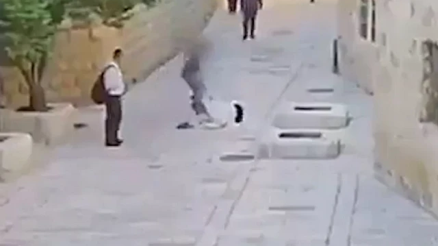 Kudüs’te İsrailli saldırganın Hristiyan rahibeyi darp ettiği anlar kamerada