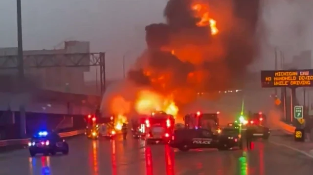 Otoyolda tanker faciası: Benzin tankeri TIR’la çarpıştıktan sonra alev topuna döndü