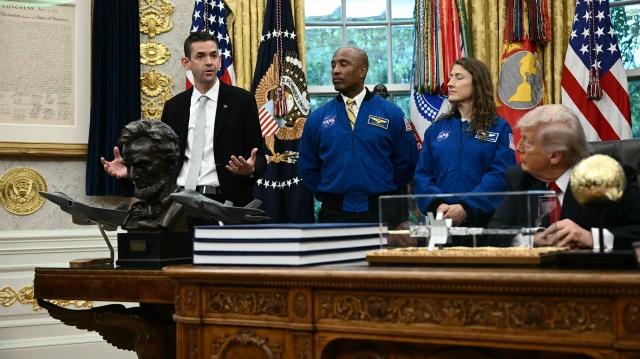 Oval Masa’da şaşırtan diyalog: Donald Trump NASA yöneticisinin kulaklarıyla dalga geçti