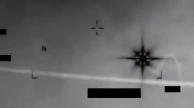 Pentagon gizli UFO görüntülerini yayımladı: Sekizgen cisim gökyüzünde inanılmaz hızla hareket etti