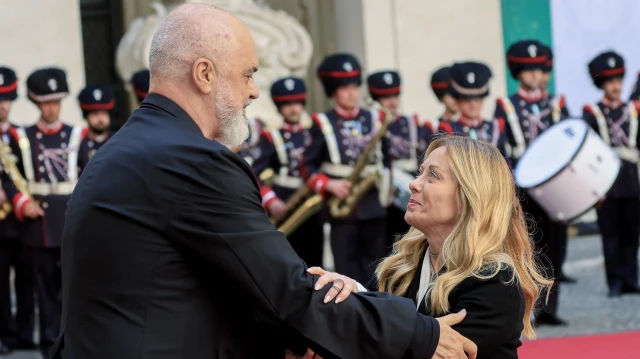 Roma’da kırmızı halıda serenat: Edi Rama İtalya Başbakanı Meloni’nin karşısında diz çöktü