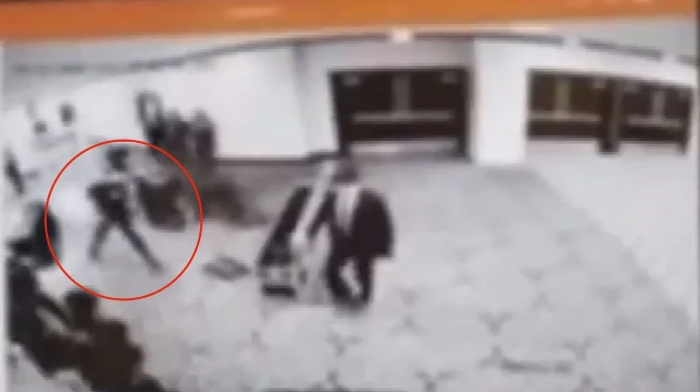 Trump’un katıldığı davette silah sesleri yükseldi: Salona koşarak giren saldırgan yakalandı